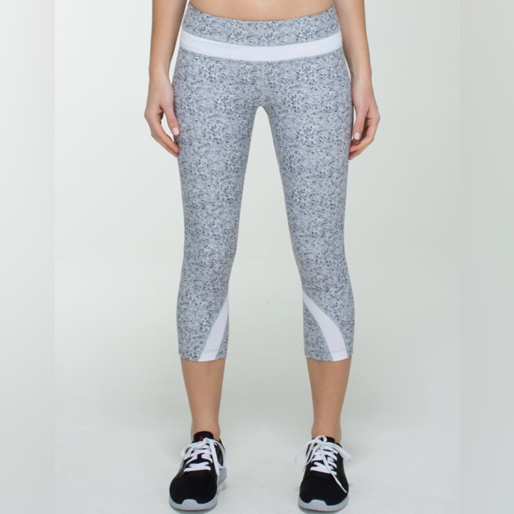 Lululemon Run: Inspire Crop II *All Luxtreme
Petite Fleur Silver Spoon/White 8